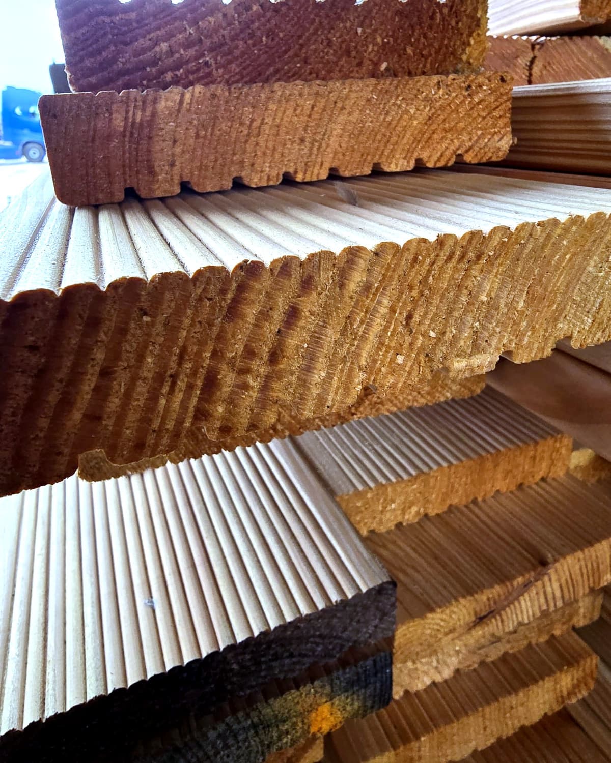 Geriffelte Terrassendielen in verschiedenen Ausführungen