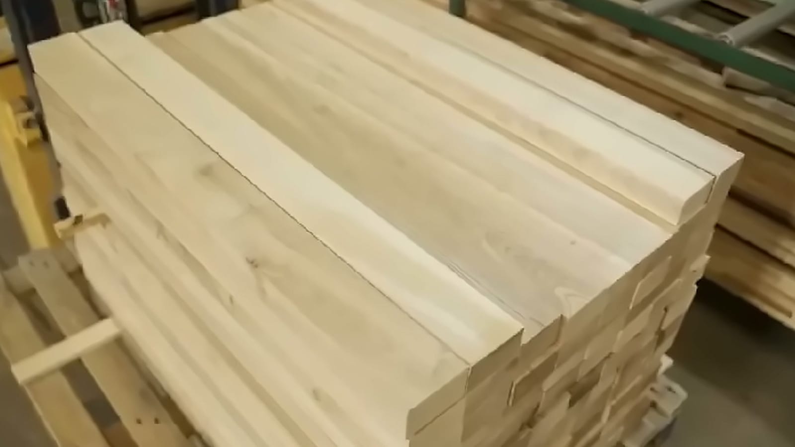 Fertige Fensterkanteln auf einer Palette