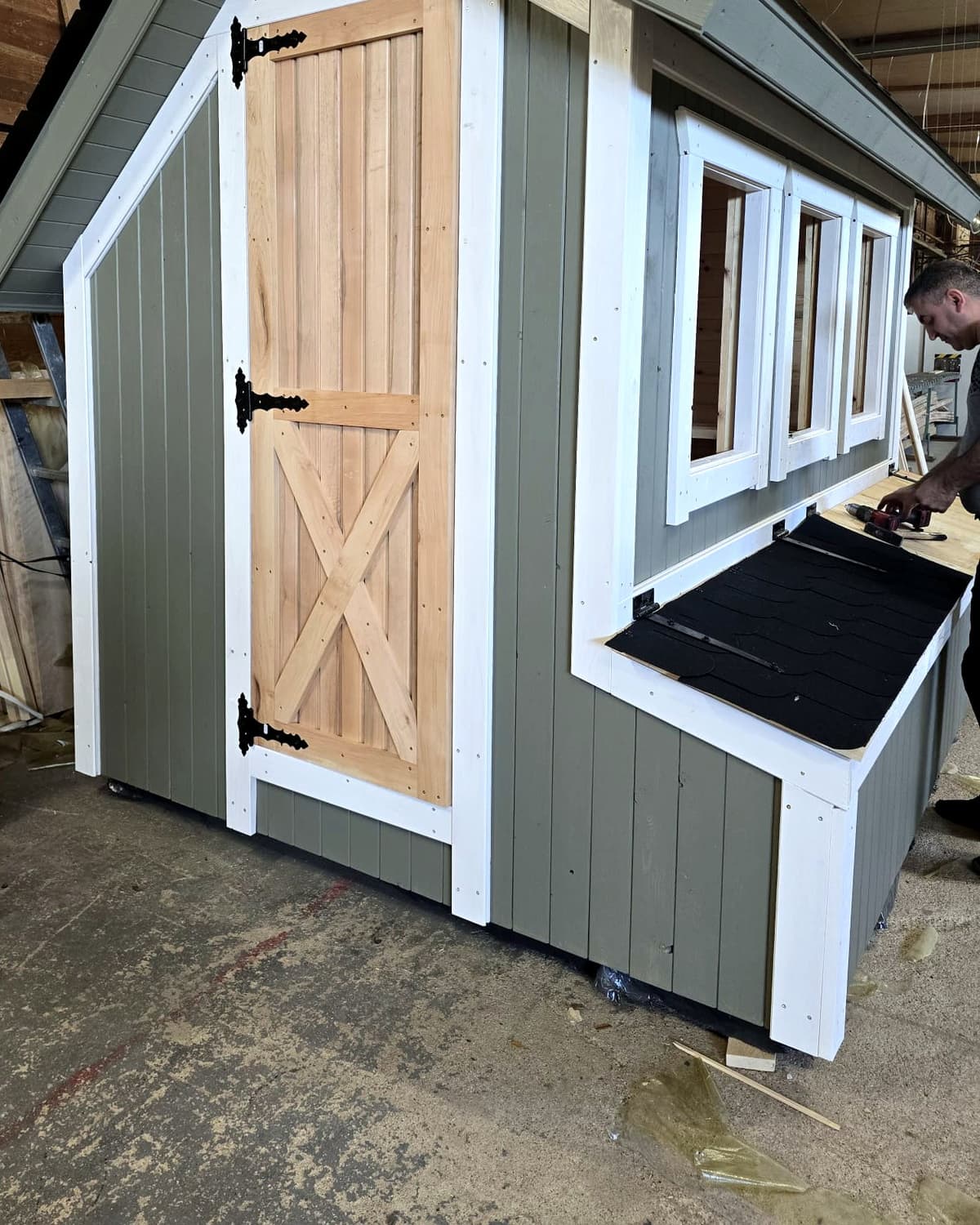 Vorderseite des Hühnerstalls mit Tür und Fenstern