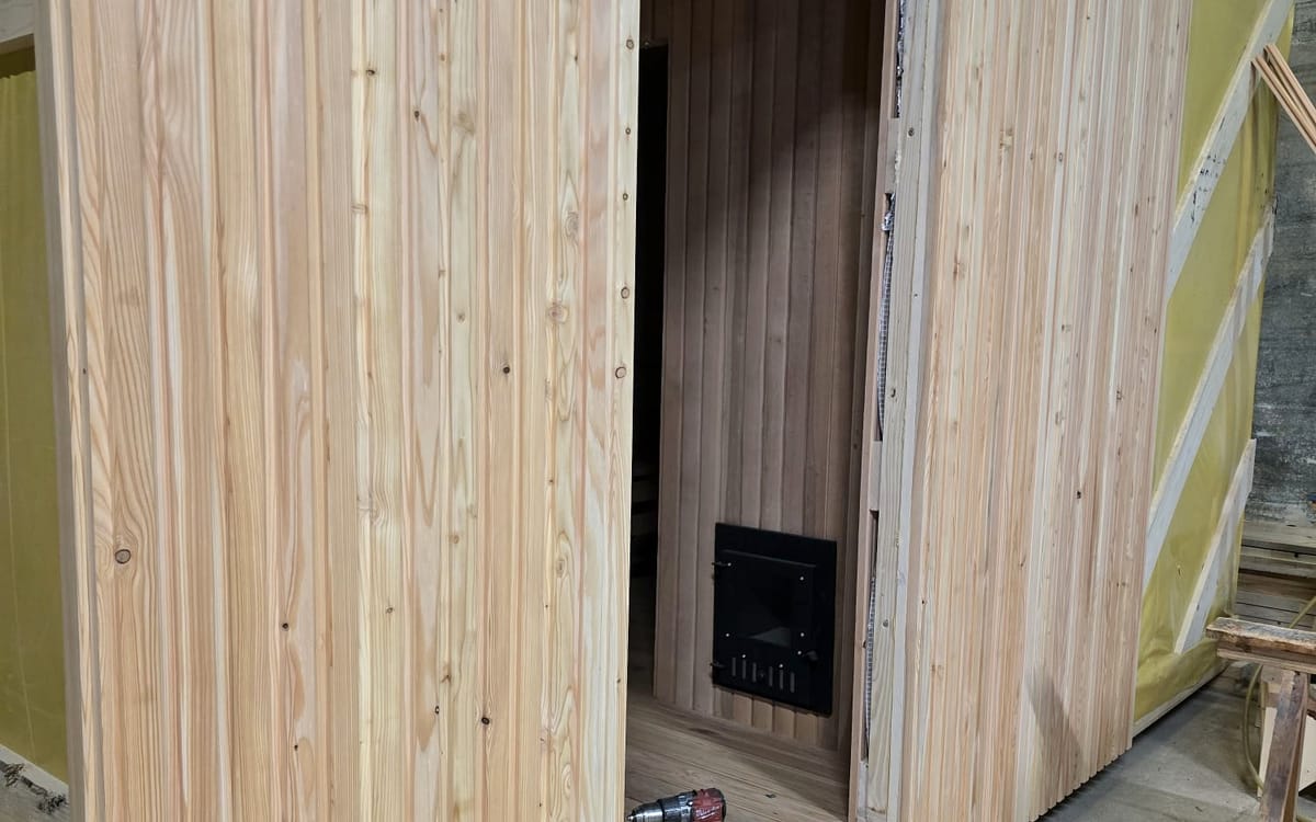 Innenraum: Ofen-Beschickungsklappe in der Wand, Ausbaustufe