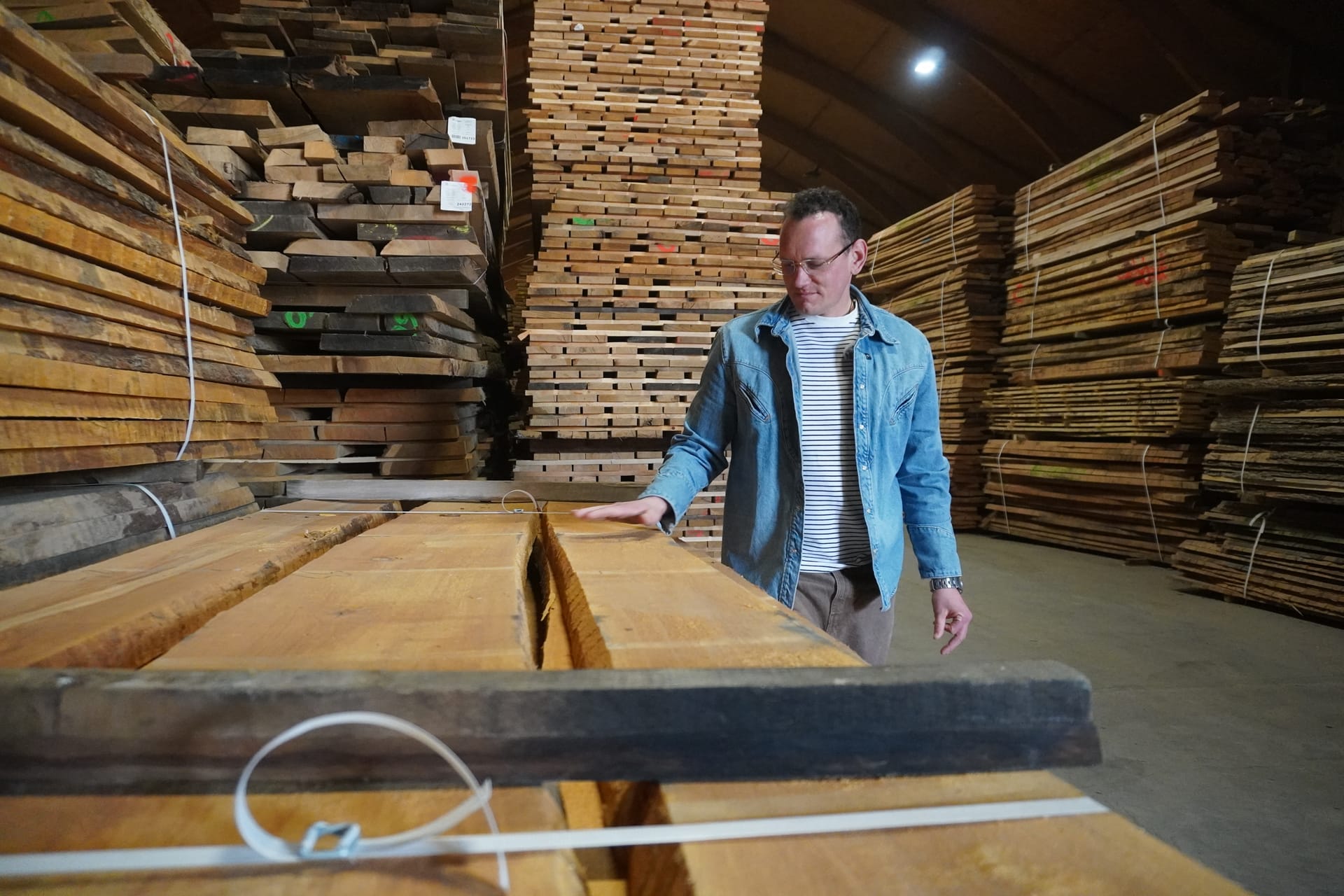 Prüfung einer breiten Bohle im Schnittholzlager