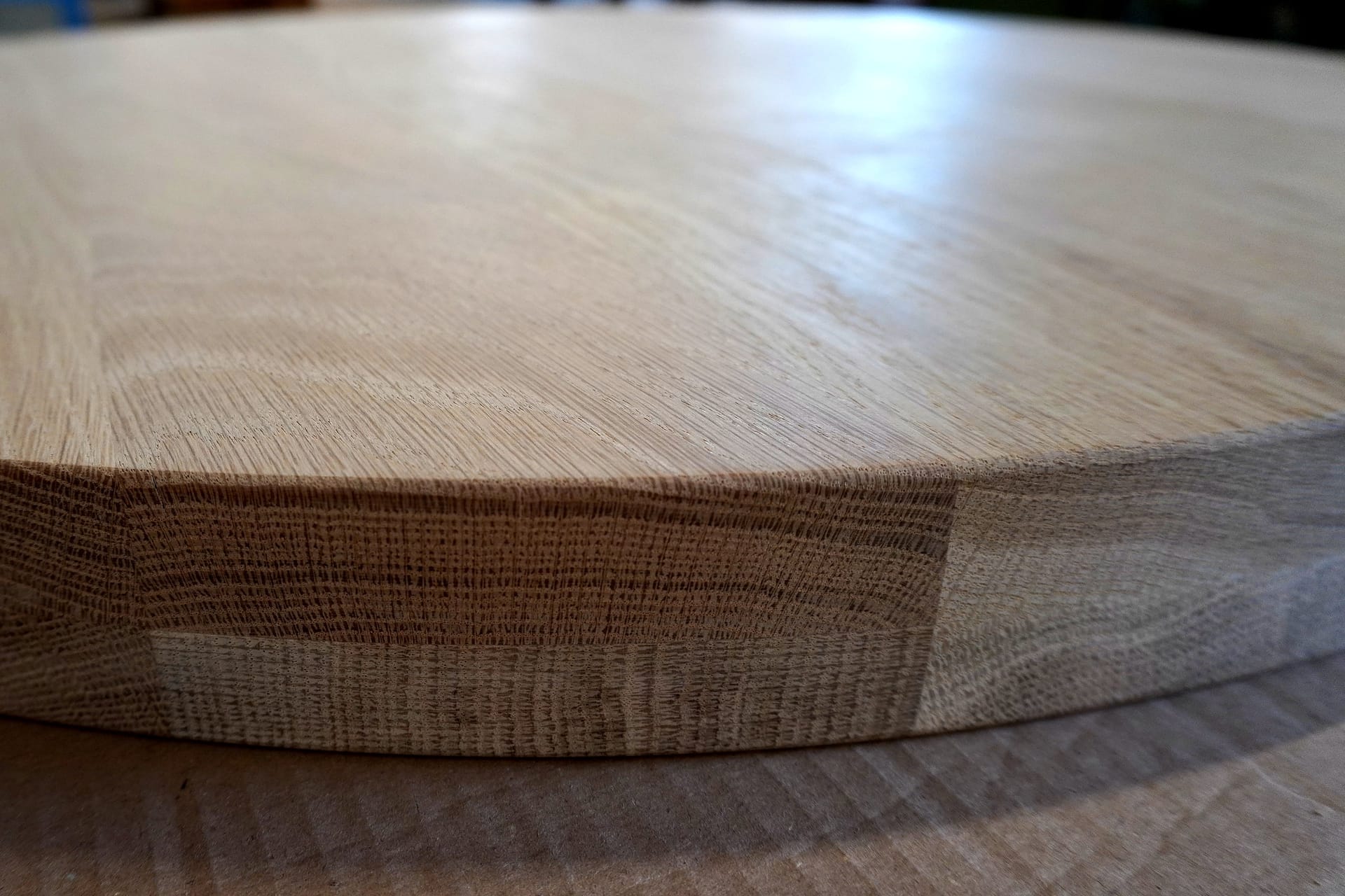Edge of a round oak top showing the cross-section of the glued lamellas