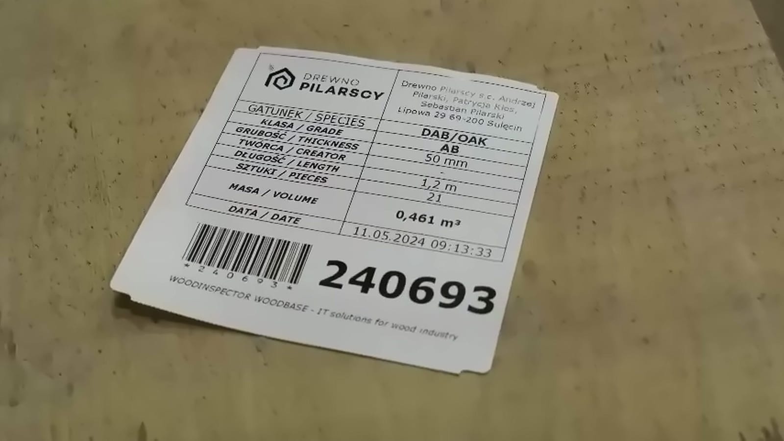 Label on a pack of oak timber, grade AB 50 mm, with barcode and Drewno Pilarscy logo