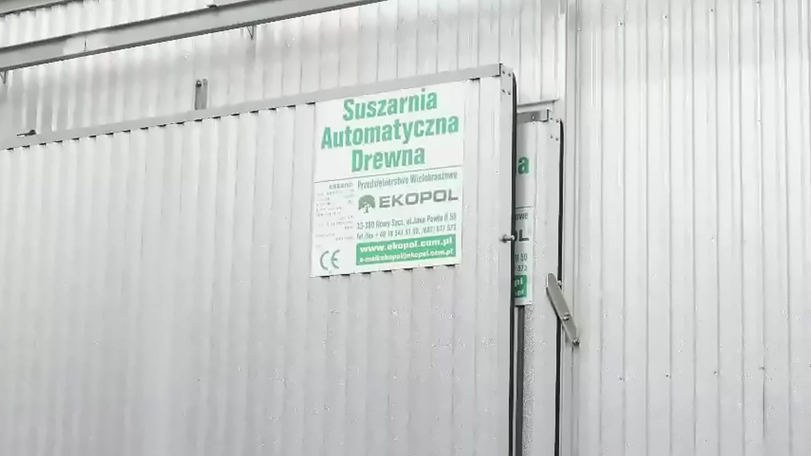 Drzwi automatycznej suszarni drewna na terenie tartaku w Sulęcinie