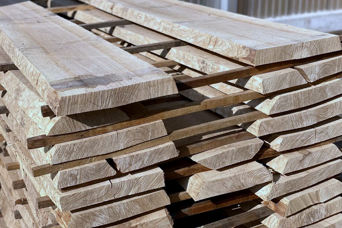 Tarcica nieobrzynana ułożona na palecie, z zachowaną krawędzią naturalną